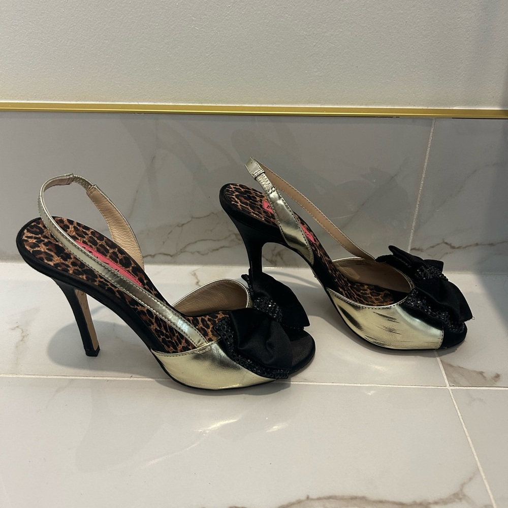 Betsey Johnson Black Bow Slingback Heels Gold Platform Leopard Insole Size 7 - Picture 3 of 8